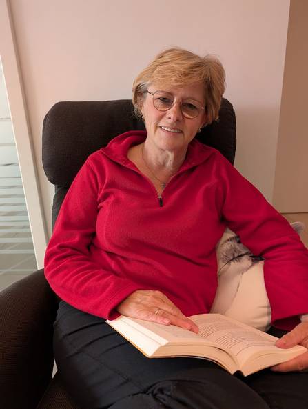 Quelle: Privat Bild Elisabeth Reinhard mit Buch BZ TBB.jpg